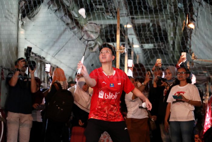 Mantan pebulu tangkis ganda campuran Indonesia, Liliyana Natsir, bermain bulu tangkis di  dalam pesawat Hercules C-130, Sabtu (9/2/2019).