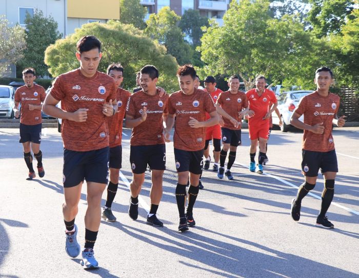 Skuat Persija Jakarta melakukan pemanasan di parkiran hotel Ibis di Hunter Street, Newcastle, New South Walles, Australia, Minggu (10/2/2019).