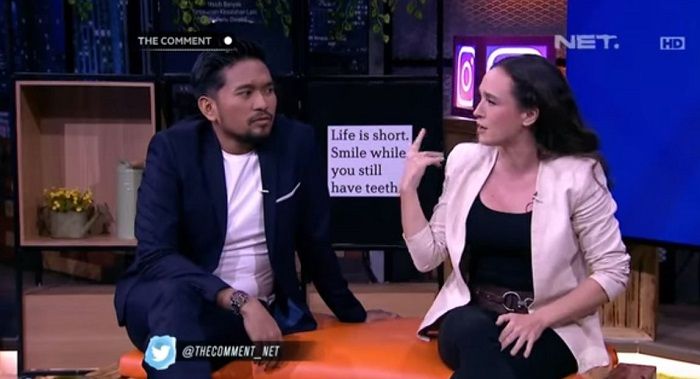 Ekspresi heran Darto ketika mendengarkan alasan Sacha mengapa menyiram kloset itu sebuah hal yang luar biasa