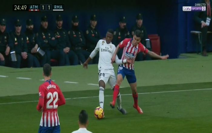 Anggel Corra dinilai melanggar Vinicius Junior sebelum gol Antoine Griezmann ke gawang Real Madrid