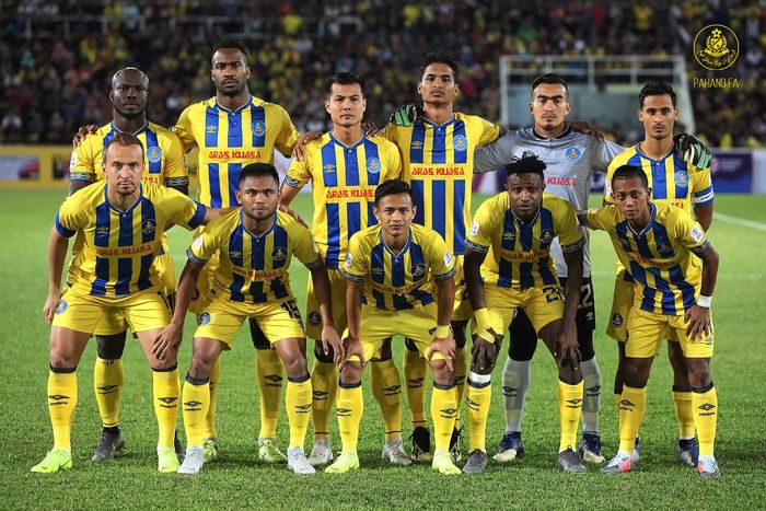 Pemain sayap Indonesia, Saddil Ramdani (depan dua dari kiri) bersama pemain Pahang FA sebelum menjamu Terengganu FA pada pekan kedua Liga Super Malaysia 2019 di Stadion Darul Makmur, 9 Februari 2019. 