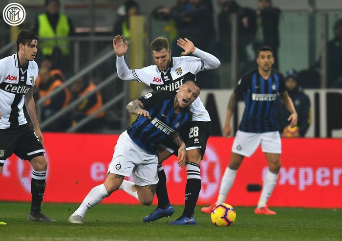 Gelandang Inter Milan, Radja Nainggolan, beraksi dalam laga pekan ke-23 Liga Italia  melawan Parma di Stadion Ennio Tardini, Parma, 9 Februari 2019.