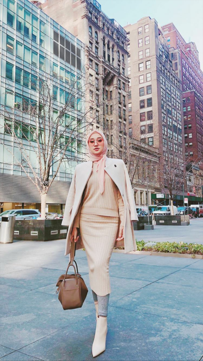 Gaya Hijab Simpel Stylish Dian Pelangi Dengan Tas Branded Mahal Gaya Hijab Simpel Stylish Dian Pelangi Dengan Tas Branded Mahal