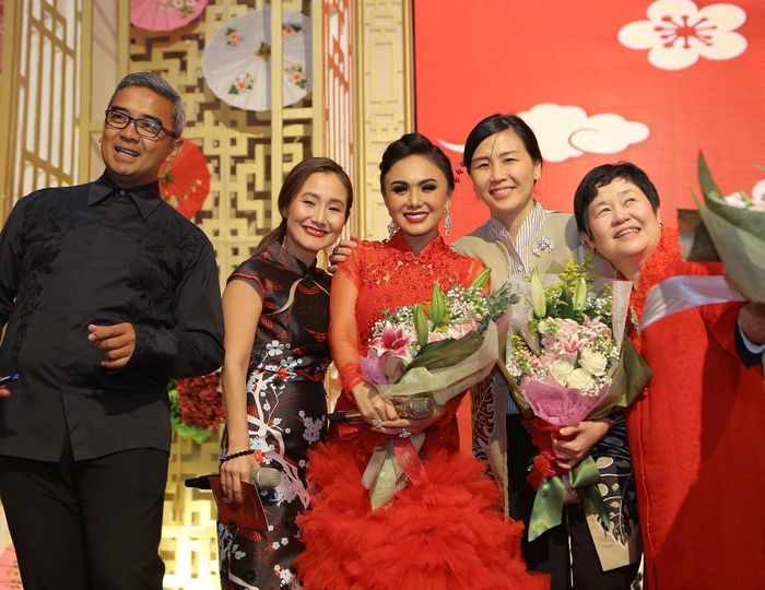 Keceriaan Veronica Tan dalam sebuah perayaan Imlek.