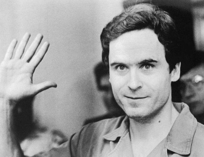 Ted Bundy melambaikan tangan ke kamera televisi selama persidangan atas penyerangan dan pembunuhan beberapa wanita di Florida pada 1978.