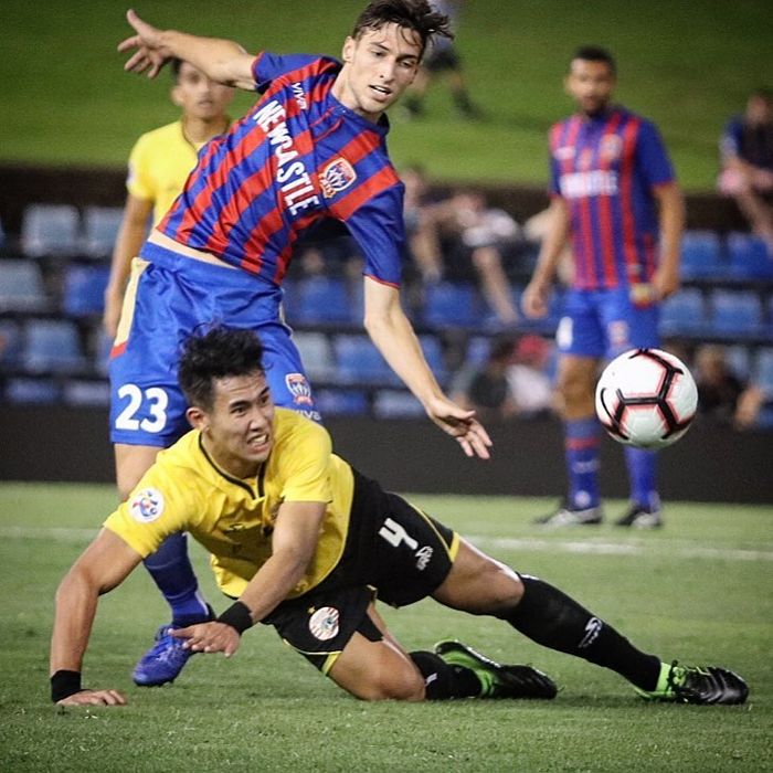 Aksi bek Persija Jakarta Ryuji Utomo pada laga kontra Newcastle Jets, Selasa (12/2/2019).