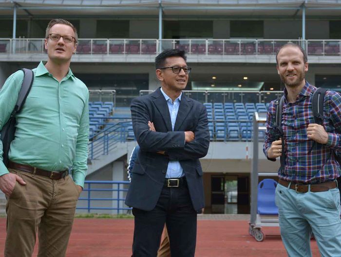 Direktur PT Persib Bandung Bermartabat, Teddy Tjahjono (tengah), bersama perwakilan AFC yang mengunjungi Persib Bandung untuk melakukan verifikasi.