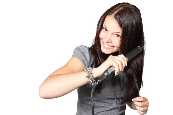 Ada tiga jenis teknik pelurusan rambut yang perlu Moms ketahui