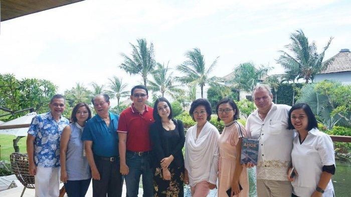 Ahok BTP dan Puput Nastiti Devi foto bersama keluarga Ahok