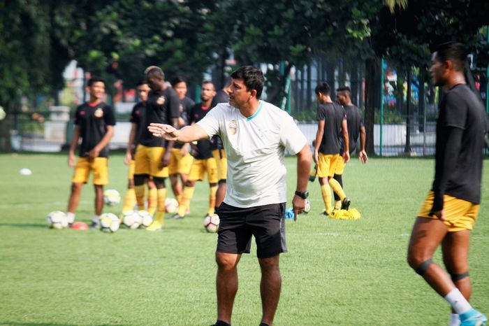 Pelatih Bhayangkara FC Alfredo Vera memimpin latihan timnya di Lapangan B, Kompleks Gelora Bung Karno, Selasa (12/2/2019).