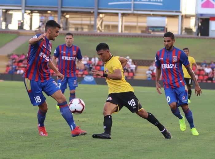 Pemain Persija Jakarta, Sandi Sute, berduel dengan pemain Newcastle Jets di laga kualifikasi Liga Champions Asia.