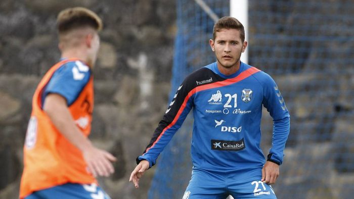 Pemain Tenerife yang akan pindah ke Valencia musim depan, Jorge Saenz.