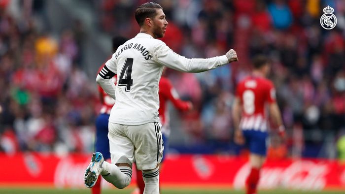 Kapten Real Madrid, Sergio Ramos, dalam laga pekan ke-23 Liga Spanyol melawan Atletico Madrid di Stadion Wanda Metropolitano, Madrid, 9 Februari 2019.