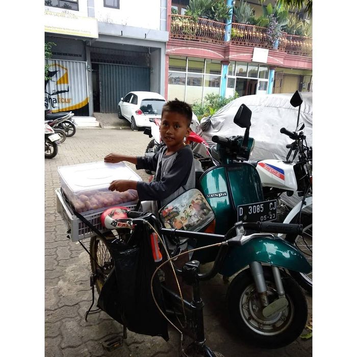 Bocah Laki-laki di Tangerang Selatan yang jualan cilok untuk biayai hidupnya dan 2 orang adiknya