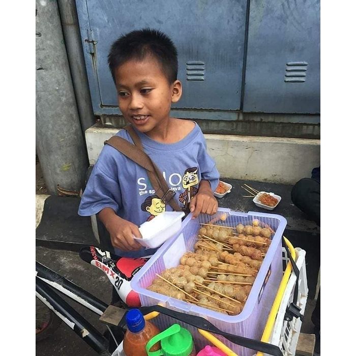 Bocah Laki-laki di Tangerang Selatan yang jualan cilok untuk biayai hidupnya dan 2 orang adiknya