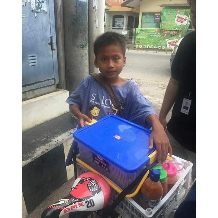 Bocah Laki-laki di Tangerang Selatan yang jualan cilok untuk biayai hidupnya dan 2 orang adiknya