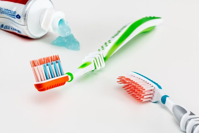 cara menyimpan sikat gigi yang benar