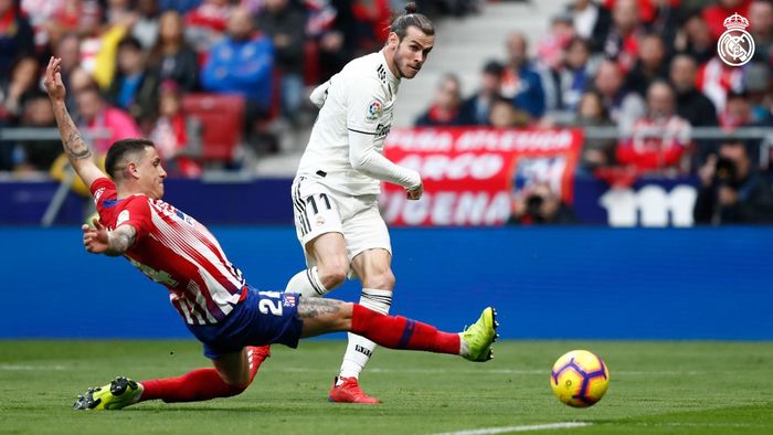 Winger Real Madrid, Gareth Bale, diadang pemain Atletico Madrid, Jose Gimenez, dalam laga pekan ke-23 Liga Spanyol di Stadion Wanda Metropolitano, 9 Februari 2019.