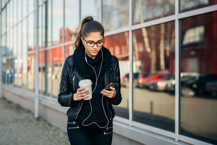 hati-hati menggunakan earphone, bahayanya ganggu kesehatan telinga