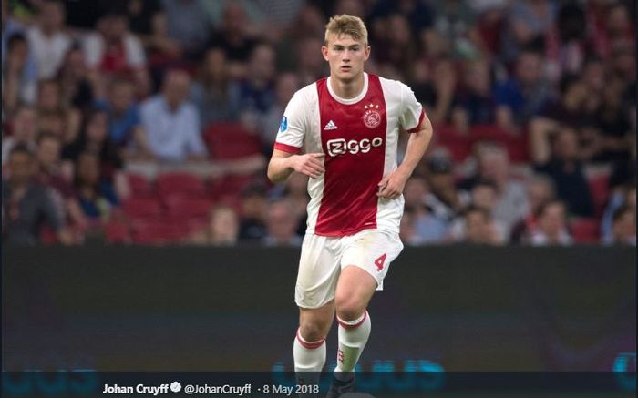 Bek dan kapten Ajax Amsterdam, Matthijs de Ligt, dikabarkan jadi incaran Juventus dan Barcelona.