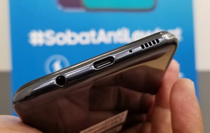 Unboxing Dan Hands On Ini Dia Penampakan Samsung Galaxy M Info Komputer Unboxing Dan Hands On Ini Dia Penampakan Samsung Galaxy M Info Komputer