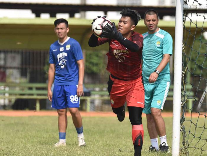 Satrio Azhar (jersey merah) saat berlatih bersama dengan tim Persib Bandung senior.