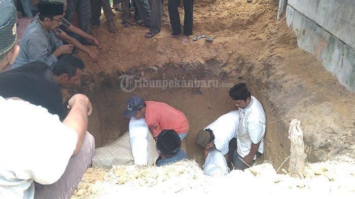 Suasana Haru Iringi Pemakaman Khairunnas Affriza, Mantan Pemain PSPS Riau yang Tewas Bersama Istri dan Anaknya Akibat Kecelakaan