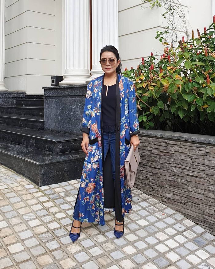 Penampilan Mayangsari dengan baju bernuansa floral saat kumpul bareng geng sosialita Kepompong