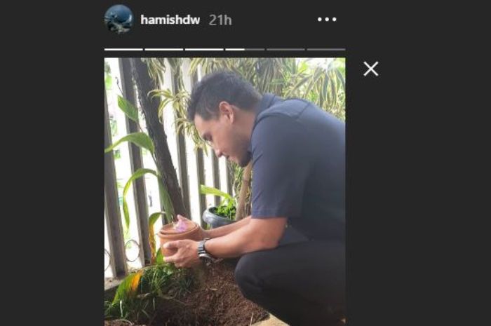 Hamish Daud saat mengubur ari-ari sang anak 