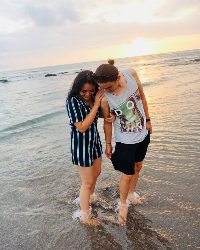 75+ Gambar Pacaran Romantis Di Pantai Terbaik