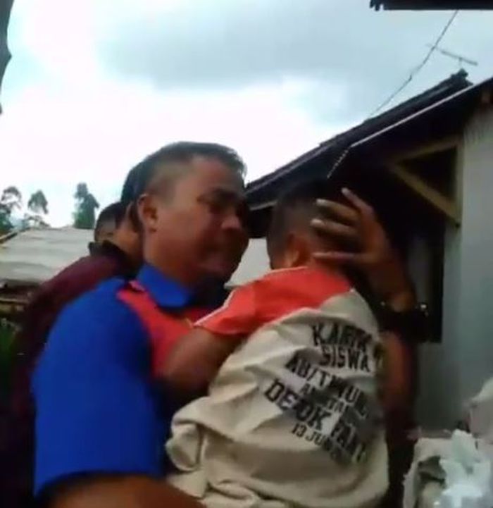 Anak Nurhayati menangis dipelukan supir bus Primajasa saat tahu sang ibu meninggal di dalam bus.