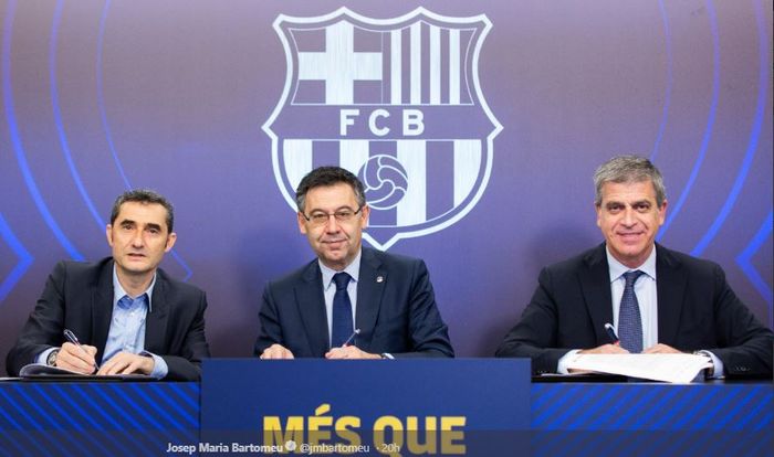 Presiden FC Barcelona, Josep Maria Bartomeu (tengah), dalam acara penandatanganan perpanjangan kontrak pelatih Ernesto Valverde (kiri) pada 15 Februari 2019.