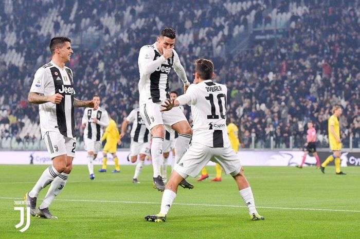 Paulo Dybala (kanan) dan Cristiano Ronaldo merayakan gol dengan gaya perpaduan masing-masing dalam partai Juventus vs Frosinone di Allianz Stadium Turin, 15 Februari 2019.