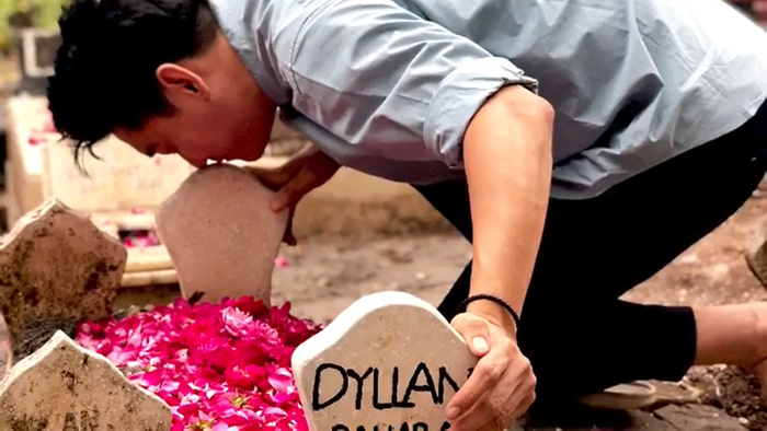 Ifan Seventeen saat mengunjungi makam Dylan Sahara
