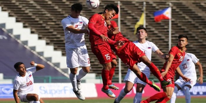 Aksi para pemain pada laga timnas U-22 Vietnam vs Filipina pada partai pembuka Piala AFF U-22 2019 di Stadion Nasional Kamboja, Minggu (17/2/2019).