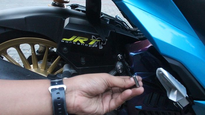 pasang hugger sesuai dengan dudukan bautnya dan kencangkan dengan kunci L5