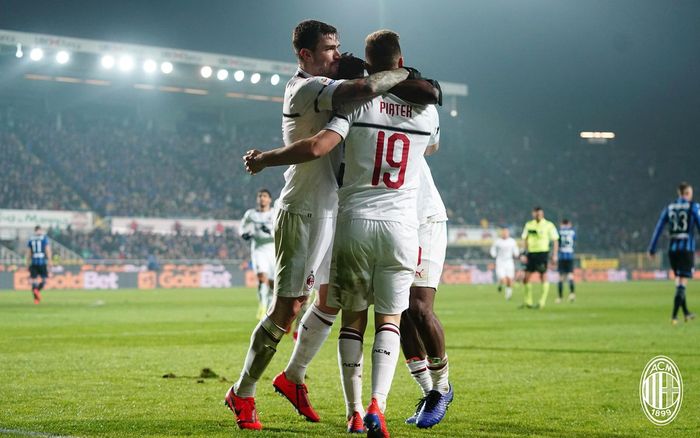 Para pemain AC Milan merayakan gol Krzysztof Piatek, dalam laga pekan ke-24 Liga Italia kontra Atalanta di Stadion Atleti Azzurri d'Italia, 16 Februari 2019. 