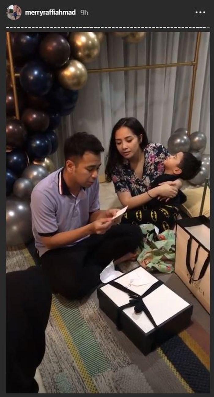 Raffi Ahmad saat membaca kartu ucapan yang juga berisi doa dari ibu mertuanya, Rieta Amilia.