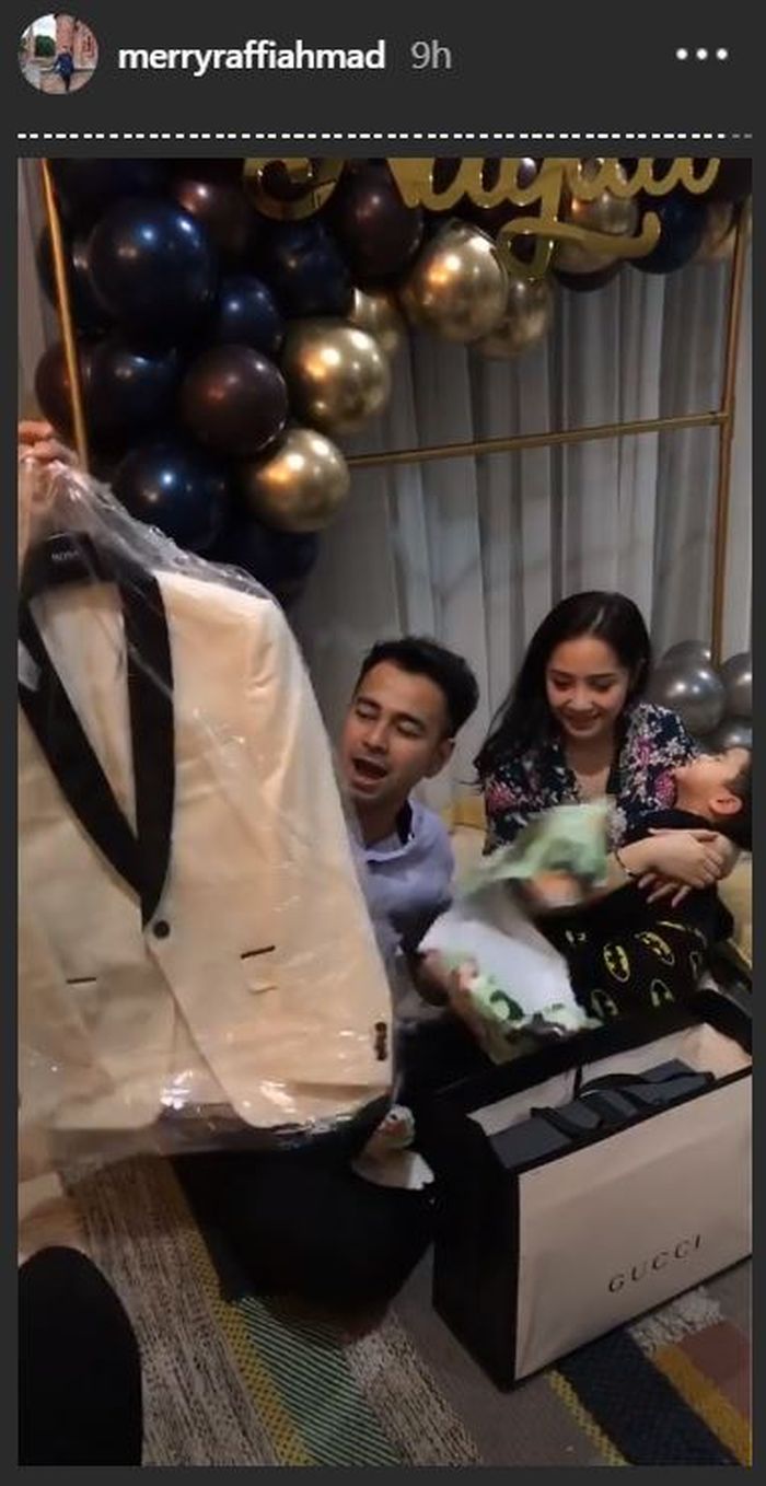 Raffi Ahmad memamerkan jas berwarna putih yang menjadi kado pertama dari ibu mertuanya, Rieta Amilia.