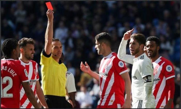 Kapten Real Madrid, Sergio Ramos, menerima kartu merah saat melawan Girona pada laga lanjutan Liga Spanyol di Stadion Santiago Bernabeu, Minggu (17/2/2019).