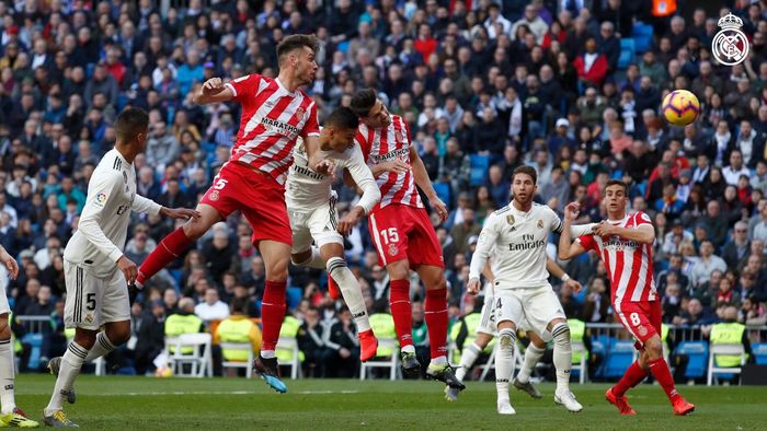 Gelandang Real Madrid, Casemiro (ketiga dari kiri), mencetak gol sundulan ke gawang Girona dalam laga Liga Spanyol di Stadion Santiago Bernabeu, Minggu (17/2/2019).