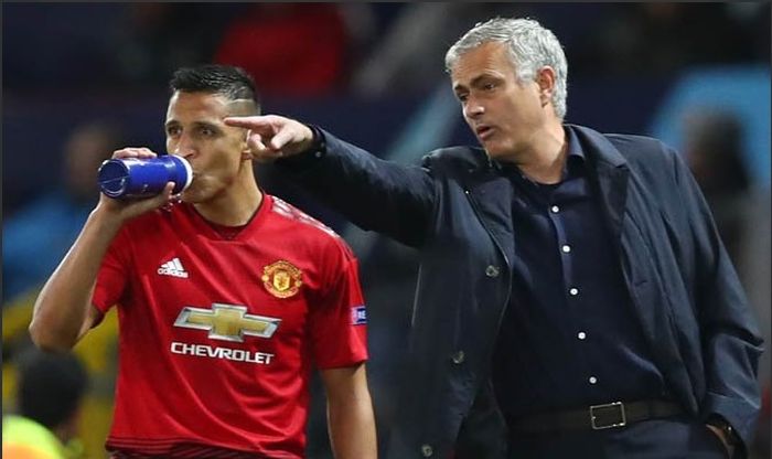 Pemain depan Manchester United, Alexis Sanchez memberikan pengakuan jika mantan manajer, Jose Mourinho, telah membuat suasana tidak sehat di Man United.