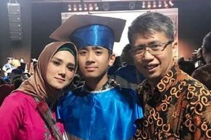 Mulan Jameela dan mantan suaminya, Harry Nugraha, saat menghadiri acara kelulusan sekolah anak kedua mereka, Dafy. (Instagram @sofiaupay)