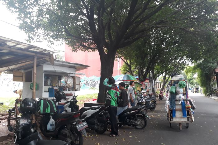 pedagang kaki lima di sekitar kawasan depan rumah Ahmad Dhani