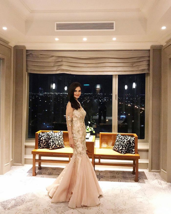 Kecantikan Wajah Cut Tari Disempurnakan dengan Dress Elegan