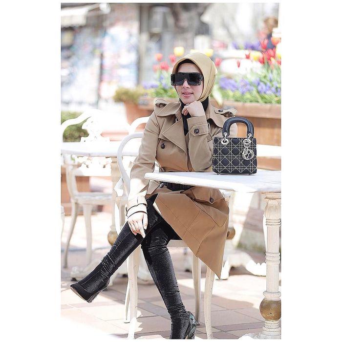 Gaya fashion hijab calon istri Reino Barack Syahrini dengan coat nuansa cokelat  