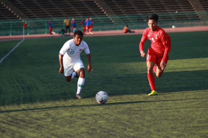 Winger timnas U-22 Indonesia Billy Keraf saat berduel dengan pemain Myanmar di Stadion Nasional, Phnom Penh, pada hari Senin (18/2/2019).
