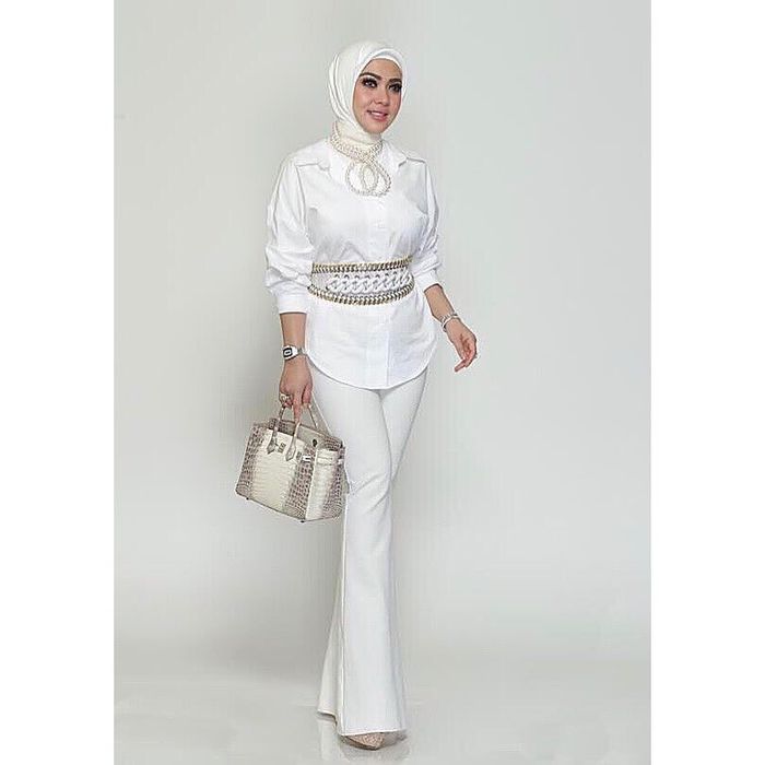Gaya fashion hijab calon istri Reino Barack Syahrini dengan outfit serba putih 