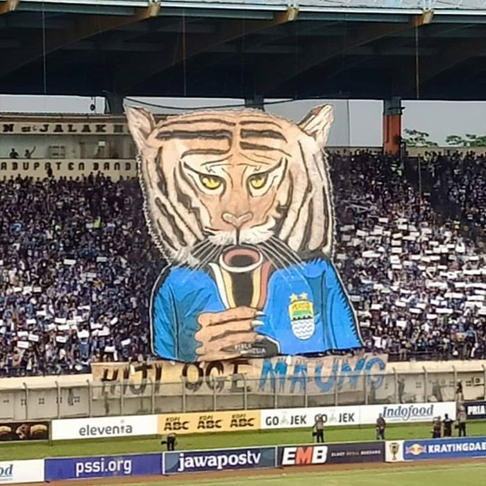 Koreografi Bobotoh saat laga Persib Bandung melawan Arema FC pada leg pertama 16 besar Piala Indonesia 2018 di Stadion Si Jalak Harupat, Bandung, Senin (18/2/2019).