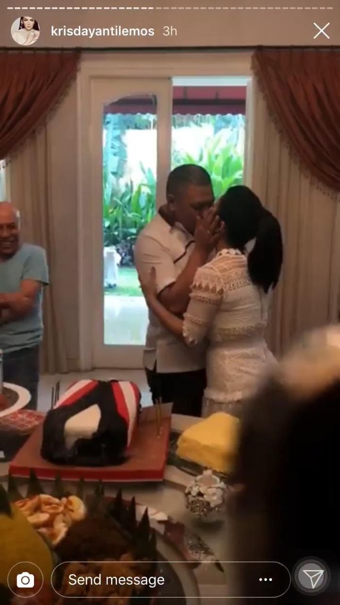 Krisdayanti Mendapat Kecupan dari Raul Lemos.
